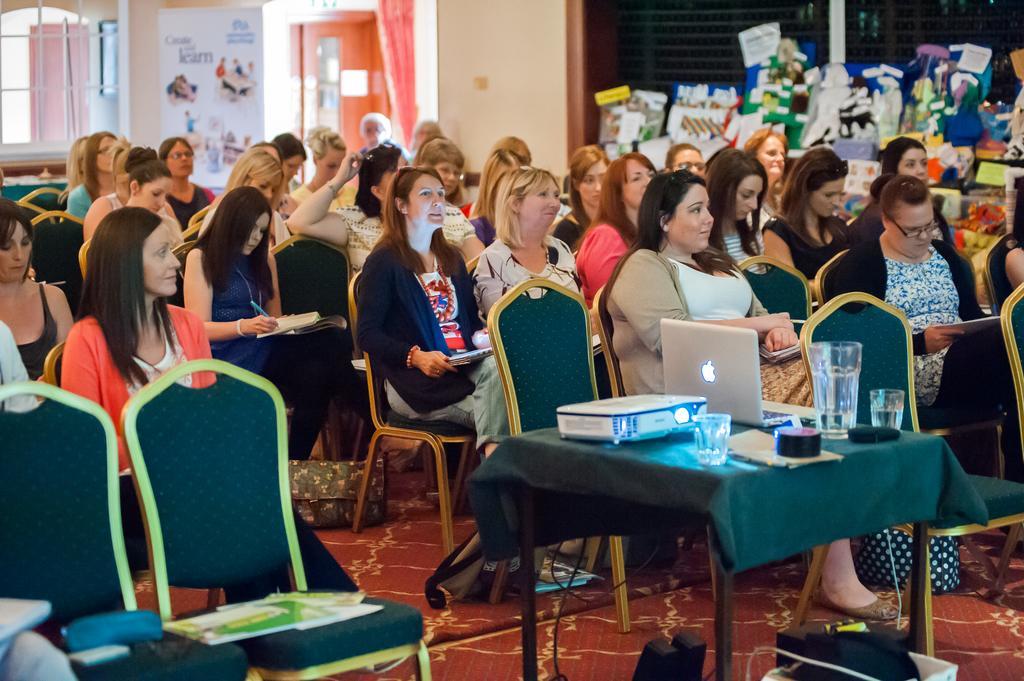 Parkway Hotel & Spa Cwmbran Buitenkant foto