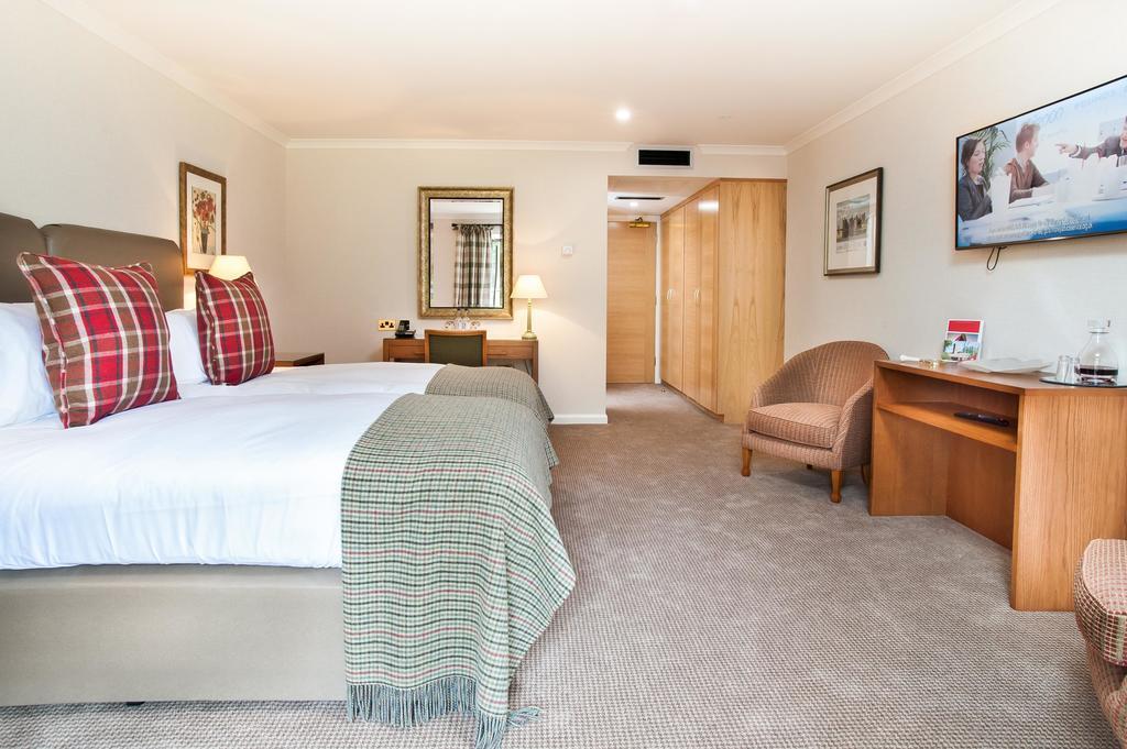 Parkway Hotel & Spa Cwmbran Buitenkant foto