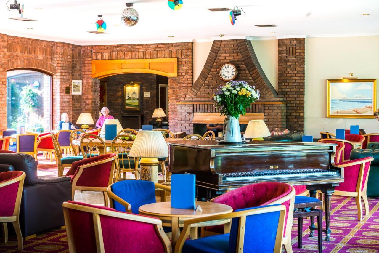 Parkway Hotel & Spa Cwmbran Buitenkant foto